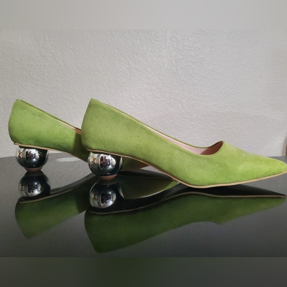 Sz 8 women's faux suede lime green shoes with round chrome heel